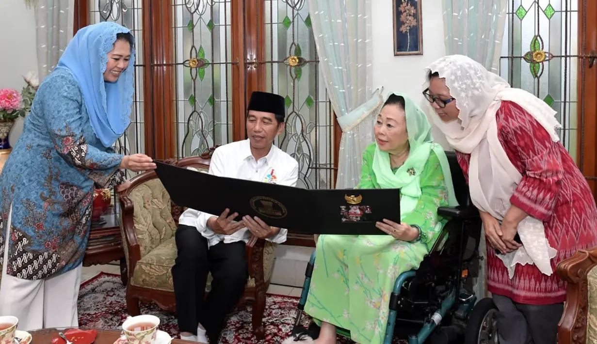 Presiden Joko Widodo (Jokowi) saat bertemu Istri Presiden Keempat Indonesia Abdurrahman Wahid (Gusdur), Sinta Nuriyah di Ciganjur, Jakarta, Jumat (7/9). Jokowi meminta restu untuk maju Pemilihan Presiden 2019. (Liputan6.com/HO/Biro Pers Setpres)
