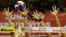 Aksi dua pemain putri Jakarta Pertamina Energi saat melakukan blok pada lanjutan Proliga 2016 di Hall Basket Gelora Bung Karno, Senayan, Jakarta, Sabtu (2/4/2016). (Bola.com/Nicklas Hanoatubun)