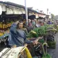 Pemudik diminta mengalah pada pedagang pasar tumpah dengan menghindari kawasan itu saat jam-jam rawan. (Liputan6.com/Dian Kurniawan)