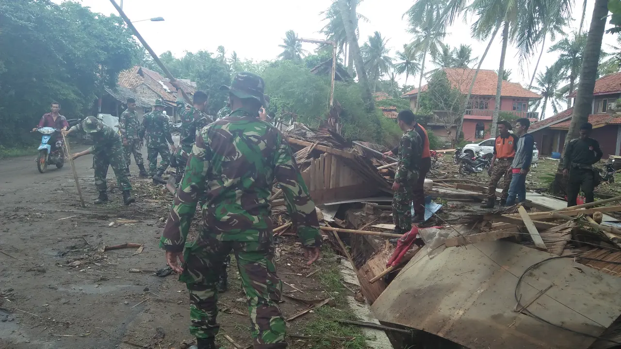 Anggota TNI membersihkan puing sisa rumah yang dihantam tsunami Selat Sunda (Liputan6.com/Yandhi)