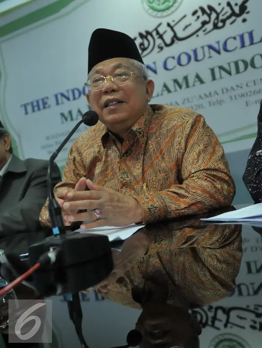Ketua Umum MUI, Ma'ruf Amin (tengah) saat memberi keterangan pers terkait fatwa tentang organisasi Gafatar di Kantor MUI, Jakarta, (3/2). MUI secara resmi mengeluarkan fatwa tentang Gafatar  sebagai aliran sesat menyesatkan. (Liputan6.com/Faisal R Syam)