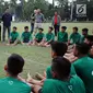 Ketua Umum PSSI, Edy Rahmayadi (baju coklat) memberi nasehat kepada Timnas Indonesia U-16 usai latihan terakhir di Lapangan Atang Sutresna, Jakarta, Kamis (6/7). Timnas U-16 akan berlaga di Piala AFF U-15 Thailand. (Liputan6.com/Helmi Fithriansyah)