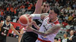 Pemain Timnas Basket Indonesia, Brandon Van Darn Jawato (kanan) berusaha mengumpan bola saat matchday kedua Grup A FIBA Asia Cup 2022 antara Timnas Basket Indonesia melawan Timnas Basket Yordania di Istora Senayan, Jakarta, Kamis (14/07/2022). (Bola.com/Bagaskara Lazuardi)