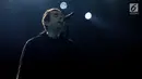 Mantan vokalis Oasis Liam Gallagher saat membawakan lagu dalam konser musik Liam Gallagher of OASIS - World Tour 2018 di Ecovention Hall Ancol, Jakarta, Minggu (14/1). Ini merupakan konser pertamanya di Indonesia. (Liputan6.com/Johan Tallo)