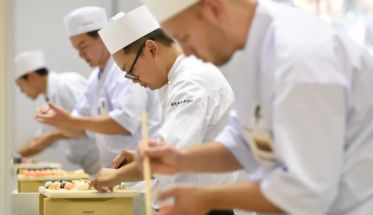 Sejumlah koki dunia bersaing mengikuti World Sushi Cup Japan 2016 di Tokyo, Kamis (18/8). 27 koki dari 14 negara mengikuti kompetisi membuat sushi ini. (Toru Yamanaka / AFP)