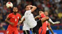 Jerman dan Cile menjalani laga ketat pada laga fase grup Piala Konfederasi 2017. (AFP/Frank Fife)