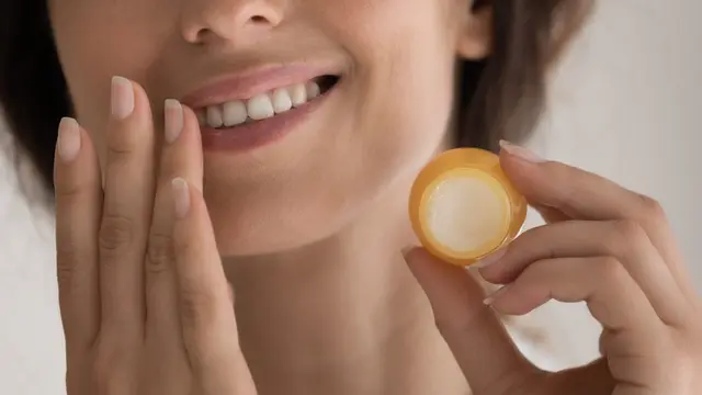 Eksfoliasi Bibir Hitam agar Kembali Pink Merona, Cari Tahu Triknya!