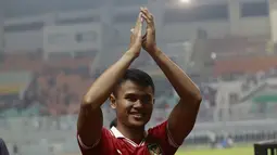 Pemain Timnas Indonesia, Muhammad Dimas Drajad memberikan penghormatan untuk penonton&nbsp;saat laga FIFA Match Day antara Timnas Indonesia melawan Timnas Curacao di Stadion Pakansari, Bogor, Selasa (27/09/2022). (Bola.com/Muhammad Iqbal Ichsan)