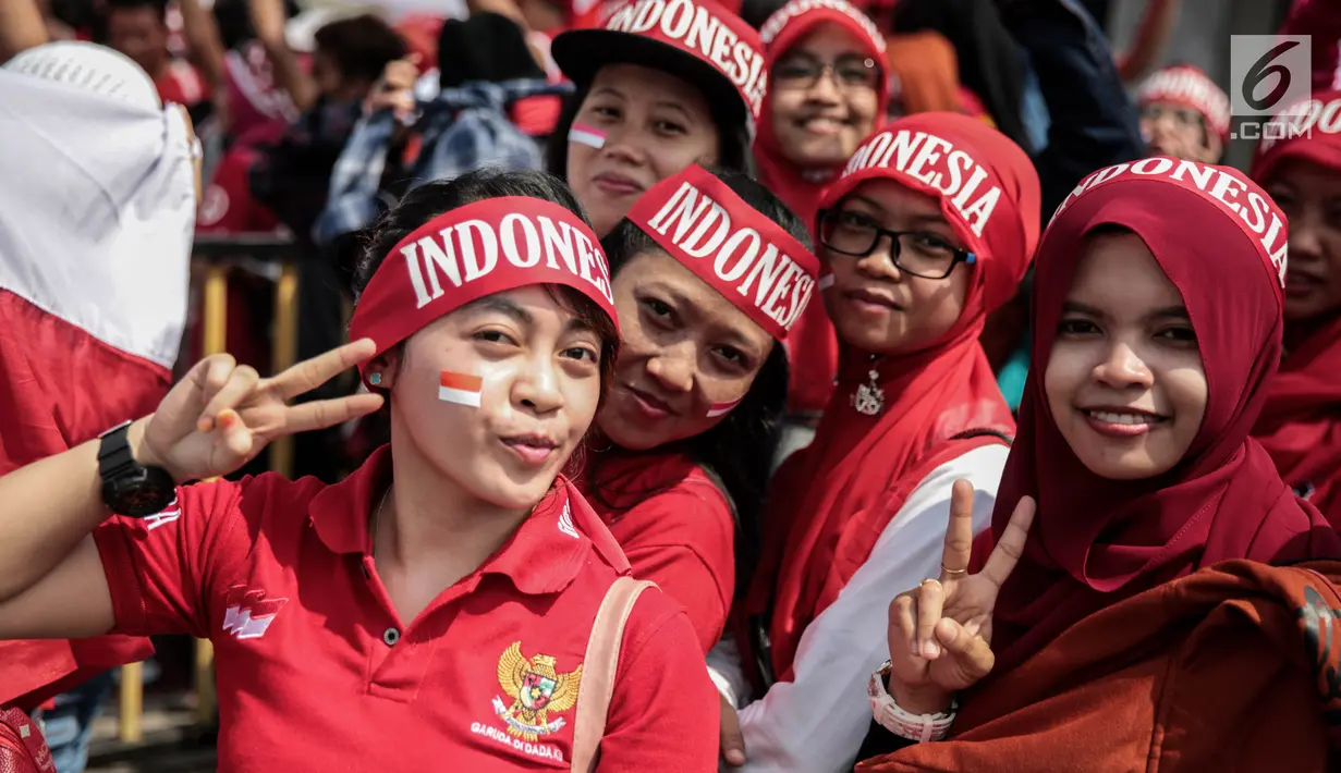 Suporter wanita berpose sebelum memasuki Stadion Selayang, Selangor untuk mendukung Timnas Indonesia U-22 pada laga lanjutan grup B SEA Games 2017 melawan Timor Leste, Minggu (20/8). Indonesia menang 1-0 atas Timor Leste. (Liputan6.com/Faizal Fanani)