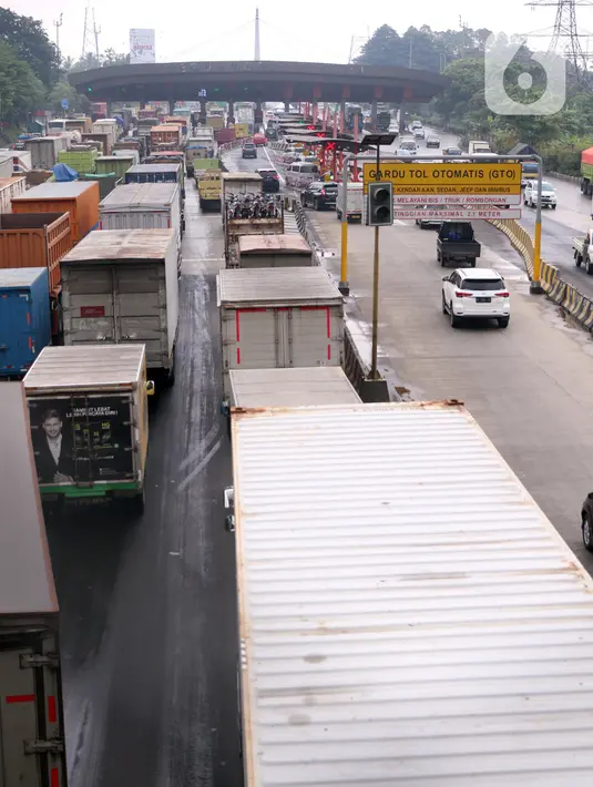 Kemacetan panjang di Gerbang Tol Cikupa, Kabupaten Tangerang, Banten, Kamis (6/5/2021). Kemacetan panjang terjadi akibat adanya pemberlakuan penyekatan larangan mudik Lebaran yang berlaku hari ini hingga 17 Mei mendatang. (Liputan6.com/Angga Yuniar)