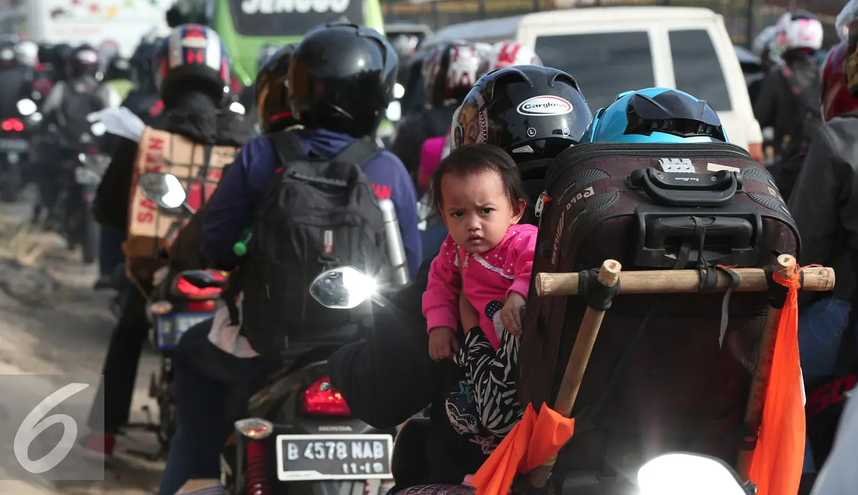 Sejumlah pemudik tampak membawa balita mereka, Jawa Barat, Rabu (15/7/2015). Pada H-2 Lebaran, jalur Pantura dipadati kendaraan pemudik khususnya kendaraan roda dua. (Liputan6.com/Herman Zakharia)
