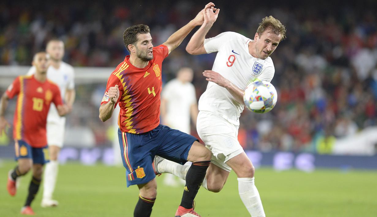 Striker Inggris, Harry Kane, berusaha melewati penjagaan bek Spanyol, Nacho, pada laga UEFA Nations League di Stadion Benito Villamarin, Sevilla, Senin (15/10). Spanyol kalah 2-3 dari Inggris. (AFP/Cristina Quicler)