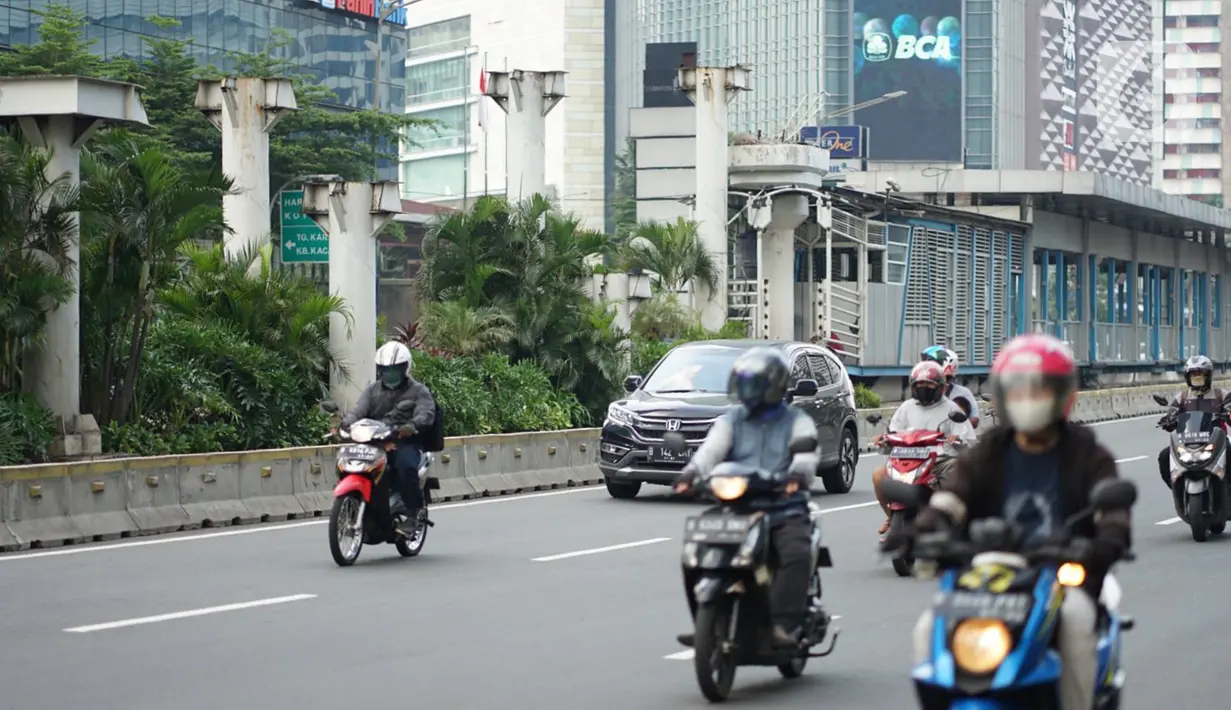 Tiang pancang bekas JPO Tosari menjulang di Jalan Jenderal Sudirman, Jakarta, Selasa (29/9/2020). JPO yang telah dibongkar dan berganti pelican crossing kondisinya dibiarkan terbengkalai, meskipun keberadaannya tidak berfungsi lagi serta mengganggu estetika kota. (Liputan6.com/Immanuel Antonius)