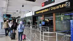 Calon penumpang memasuki pintu keberangkatan di Bandara Halim Perdanakusuma, Jakarta, Rabu (13/2). Jumlah penumpang di jalur penerbangan domestik Bandara Halim menurun sebesar  18,38 persen sejak kenaikan harga tiket pesawat. (Merdeka.com/Iqbal S Nugroho)