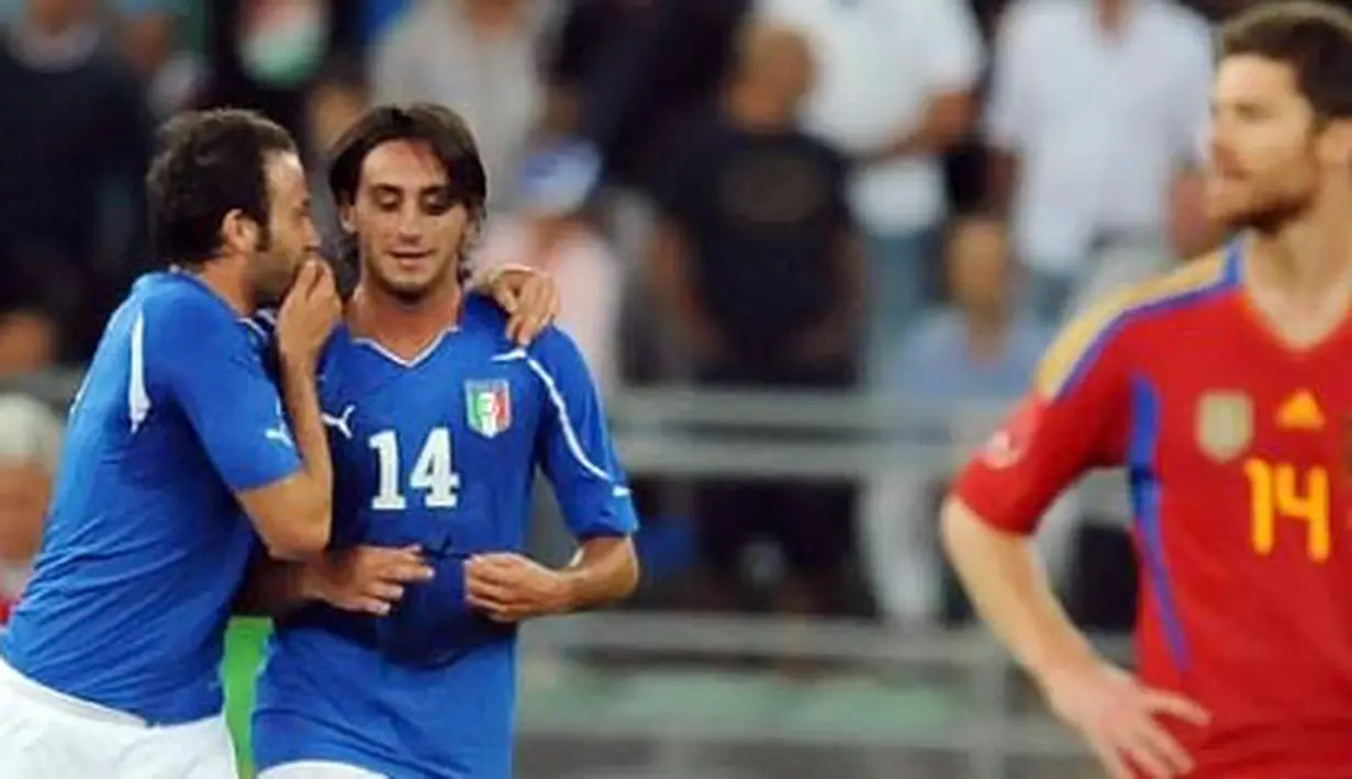 Gelandang Timnas Italia Alberto Aquilani (kedua dari kiri) menciptakan gol penentu kemenangan atas Spanyol 2-1 dalam laga persahabatan di Bari, Italia, 10 Agustus 2011. AFP PHOTO/TIZIANA FABI