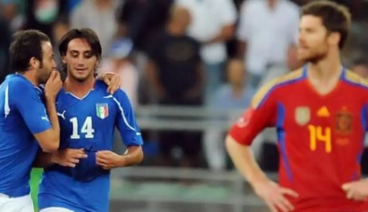 Gelandang Timnas Italia Alberto Aquilani (kedua dari kiri) menciptakan gol penentu kemenangan atas Spanyol 2-1 dalam laga persahabatan di Bari, Italia, 10 Agustus 2011. AFP PHOTO/TIZIANA FABI