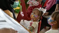 Seorang anak diukur tumbuh kembangnya sebelum menerima vaksin campak dan polio di sebuah posyandu di Banda Aceh, Aceh, Rabu (4/10/2020). Pemberian vaksin polio dan vaksin campak secara gratis yang berlanjut di tengah pandemi COVID-19 bertujuan memperkuat imunitas anak. (CHAIDEER MAHYUDDIN / AFP)