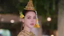 Baifern sangat populer di Instagram dengan sudah memiliki 11 juta followers. Aktris top Thailand ini sering mengabadikan gaya penampilannya di Instagram seperti pakai Chut Thai. Pakaian adat tradisional Thailand ini sangat cocok dikenakan Baifern dan kian menambah aura kecantikannya. (Liputan6.com/IG/@baifernbah)