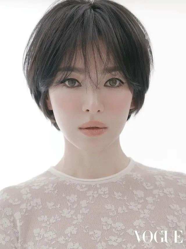 8 Potret Gothic Look Song Hye Kyo yang Nampang di Majalah Vogue, Bak Boneka Hidup di Usia 43 Tahun