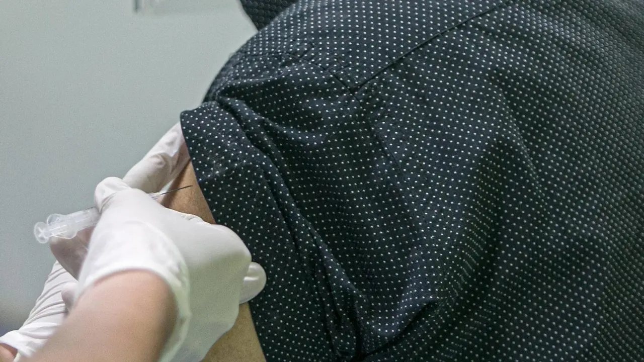 Tenaga Kesehatan Lansia Jalani Vaksinasi COVID-19 Perdana Vertikal