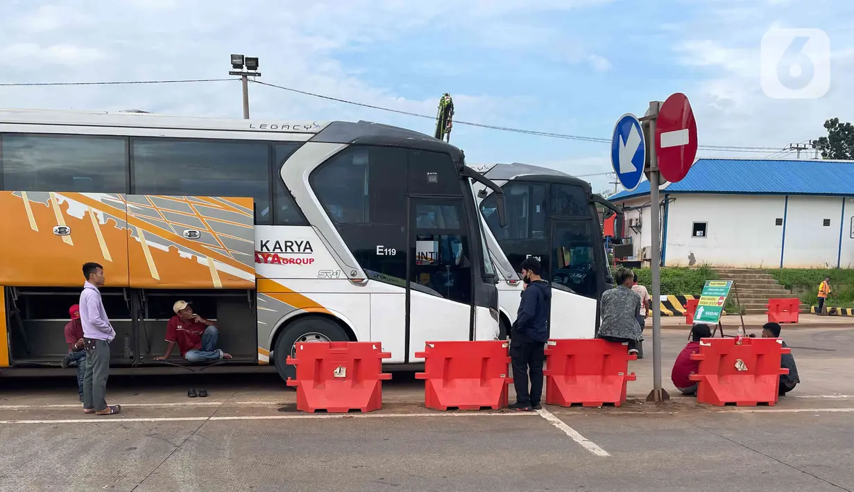 <p>Sejumlah supir bus arah Jakarta sedang menunggu di gerbang  pintu tol Sadang, Jawa Barat, Sabtu (30/4/2022).  Sejumlah pengendara terpaksa harus menggugurkan berjam-jam akibat pemberlakuan one way di ruas jalan tol Jakarta-Cikampek.  (Liputan6.com/Angga Yuniar)</p>
