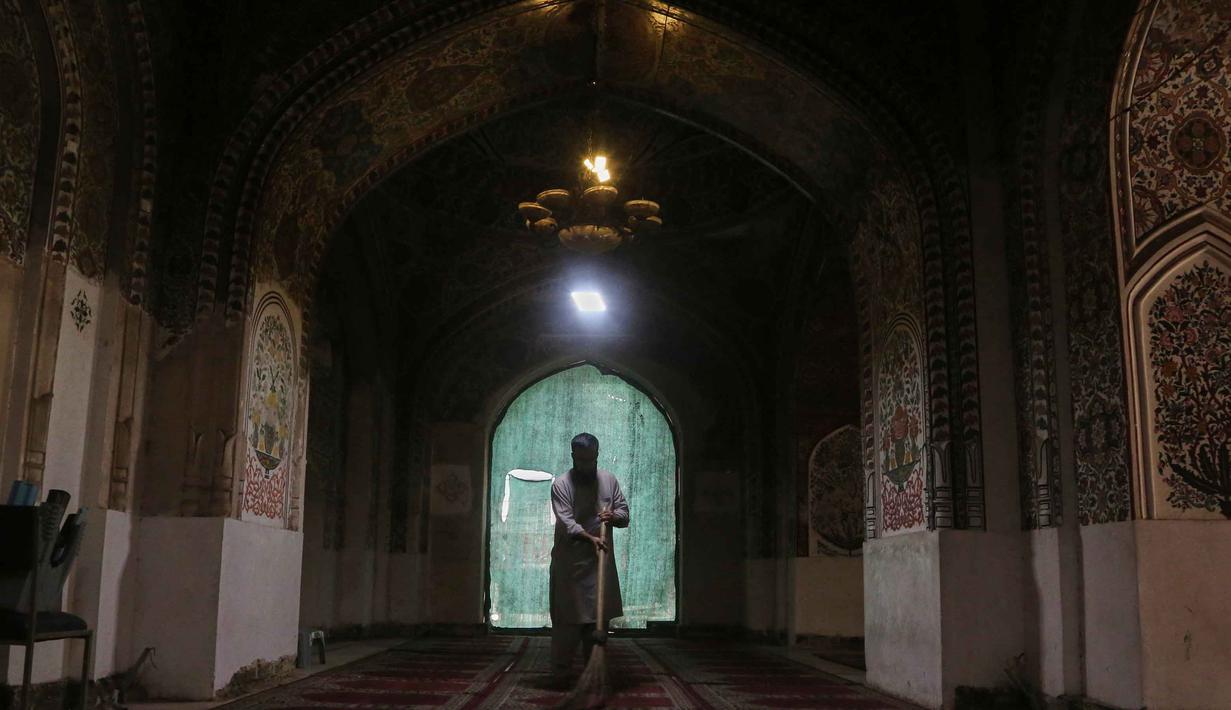 Persiapan Ramadan di Masjid Mahabat Khan, Peshawar, Pakistan—masjid bersejarah abad ke-17—dalam menyambut Ramadan umumnya melibatkan pembersihan menyeluruh pada area halamannya yang luas, fasad marmer putih, serta pengecekan aula utama untuk menampung jamaah. Tampak dalam foto, seorang pekerja membersihkan area masjid bersejarah Mahabat Khan sebagai persiapan menyambut bulan puasa Ramadan, di Peshawar, Pakistan, Senin, 16 Februari 2026. (AP Photo/Muhammad Sajjad)