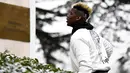 Gelandang Prancis Paul Pogba tiba di markas timnas sepak bola Prancis di Clairefontaine-en-Yvelines, (19/3). Kehadiran pemain Manchester United ini sebagai bagian dari persiapan untuk pertandingan persahabatan Prancis. (AFP Photo/Franck Fife)