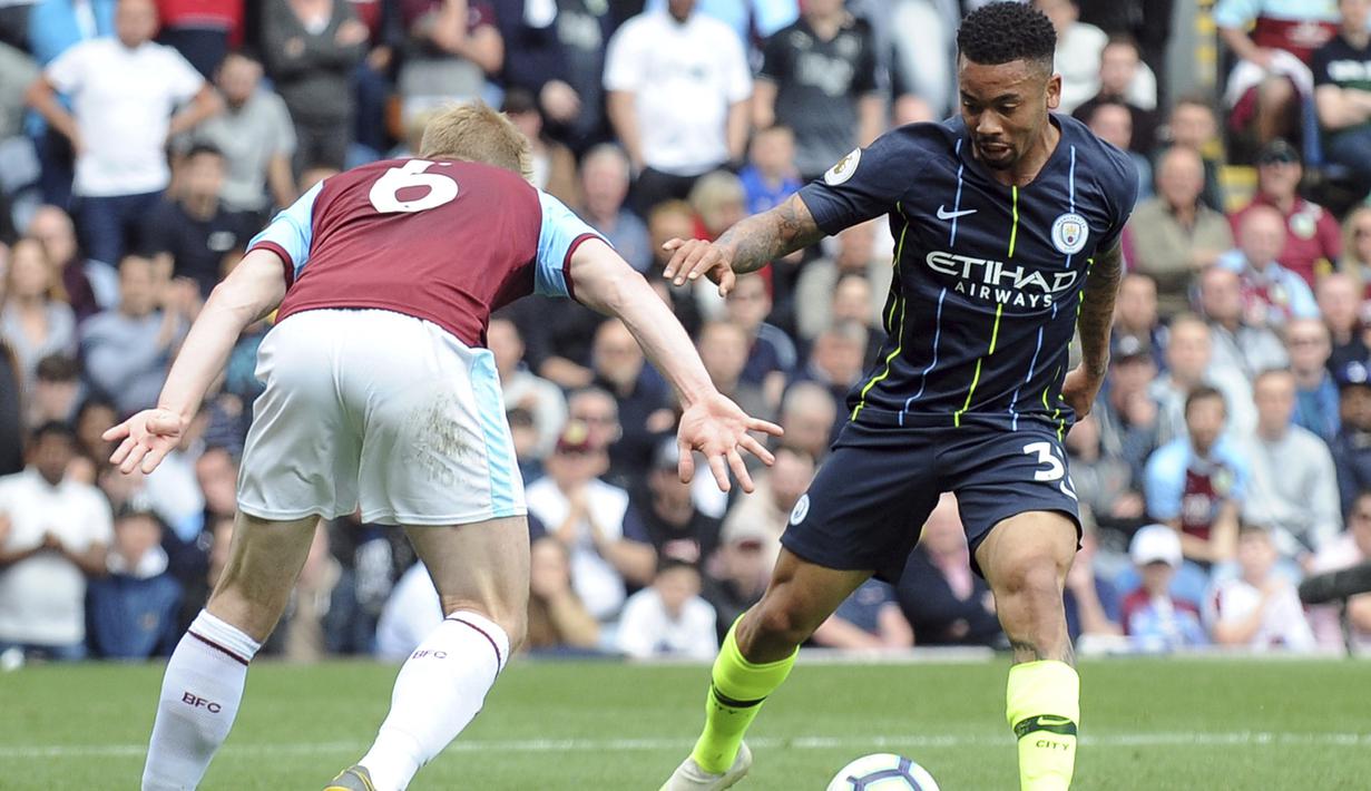 Striker Manchester City, Gabriel Jesus, berusaha melewati pemain Burnley, Ben Mee, pada laga Premier League di Stadion Turf Moor, Minggu (28/4). Manchester City menang 1-0 atas Burnley. (AP/Rui Vieira)