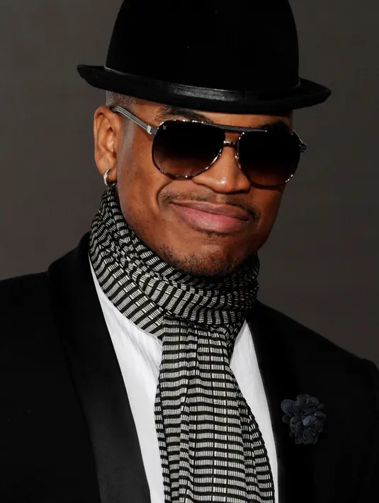 'Keajaiban kami sedang berlangsung dan aku merasa diberkati, kenegatifanmu tidak berarti apa-apa bagi kami, kami bahagia. Kami TELAH bahagia dan akan selalu BAHAGIA,' tulis Ne-Yo di akunnya menampik kehamilan tunangannya. (Bintang/EPA)