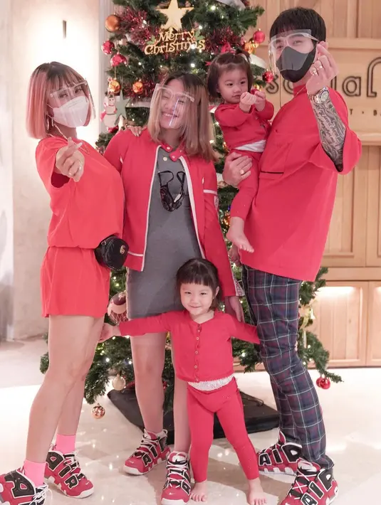 "Karena kita di sini pandemi yaudah bikin snow sendiri aja di rumah," canda MoA. (Instagram/leejeonghoon)