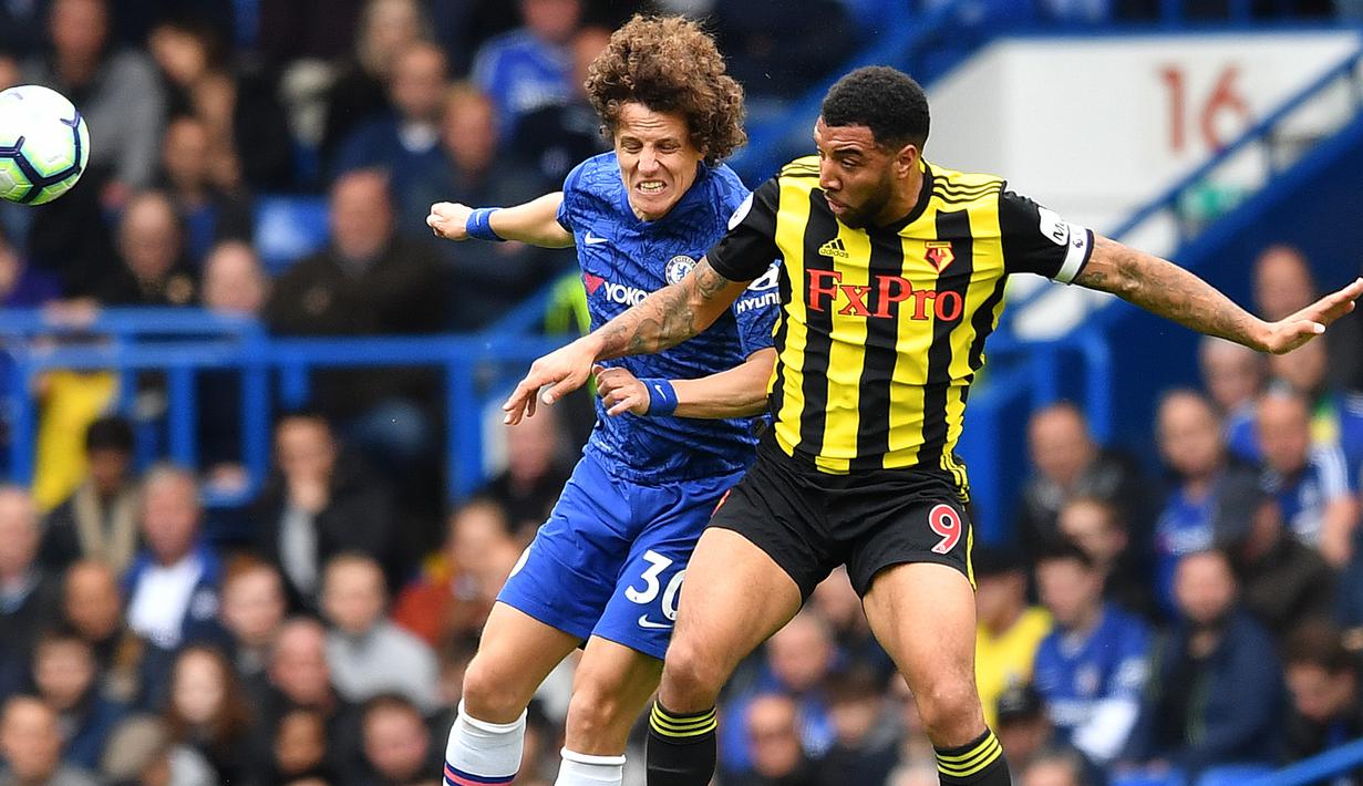 Bek Chelsea, David Luiz, duel udara dengan striker Watford, Troy Deeney, pada laga Premier League di Stadion Stamford Bridge, London, Minggu (5/5). Chelsea menang 3-0 atas Watford. (AFP/Ben Stansall)