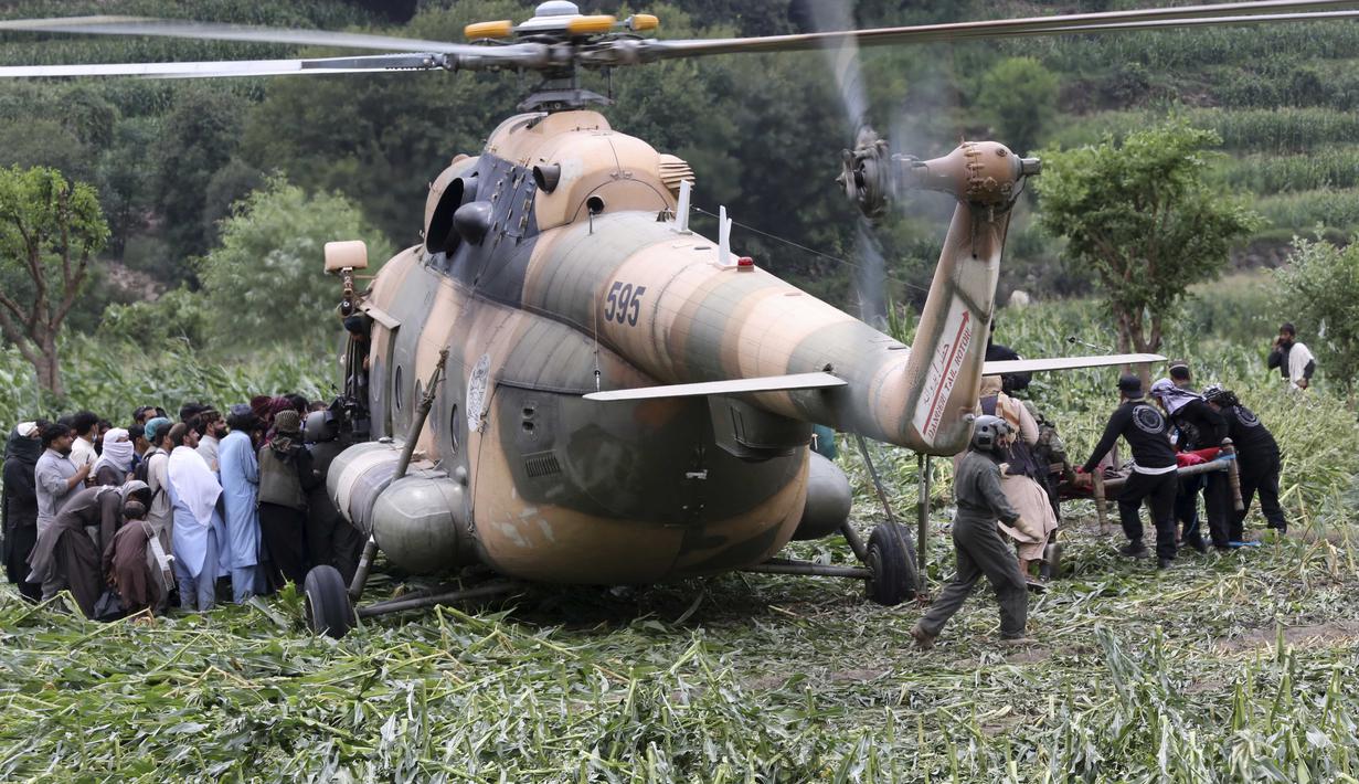 Sementara itu, juru bicara Kementerian Kesehatan Afghanistan Sharafat Zaman mengatakan operasi penyelamatan sedang berlangsung dan tim medis dari Kunar, Nangarhar, serta ibu kota Kabul telah tiba di lokasi. (AP Photo/Wahidullah Kakar)