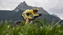 Pembalap sepeda Jumbo-Visma, Jonas Vingegaard mengenakan yellow jersey saat menempuh stage 16 Tour de France 2023 di French Alps, Prancis, 18 Juli 2023. (AFP/Marco Bertorello)