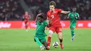 Pemain Timnas Indonesia, Mauro Zijlstra (kanan) berebut bola dengan pemain St Kitts and Nevis, Jahlyan Burt dalam laga FIFA Series 2026 di Stadion Utama Gelora Bung Karno (SUGBK), Senayan, Jakarta, Jumat (27/03/2026). (Bola.com/M Iqbal Ichsan)