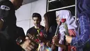 Banyak fans yang minta foto bersama idolanya, Gurmeet Choudhary. Mereka membawa bunga untuk diberikan pada artis idolanya tersebut. Usai mengisi acara dan menggelar meet and greet, Gurmeet pamit untuk pulang ke negaranya. (Bambang E. Ros/Bintang.com)
