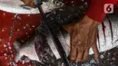 Pedagang memotong ikan bandeng saat melayani pembeli di kawasan Rawa Belong, Jakarta Barat, Rabu (10/2/2021). Ikan bandeng dipatok dengan harga sekitar Rp 75.000 per kilogram dari yang terkecil hingga terbesar. (Liputan6.com/Johan Tallo)
