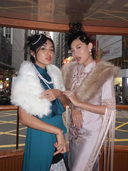 Kalung, anting berlian, serta cincin, menambah kesempurnaan tampilan.  [Foto: instagram/ PatriciaGouw]