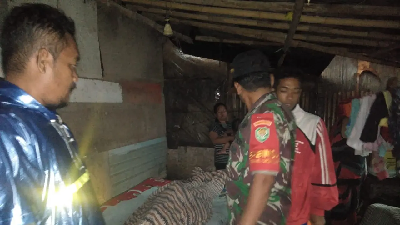 Pria Karawang Tewas tersambar petir di teras rumah. (Foto: Liputan6.com/Abramena)