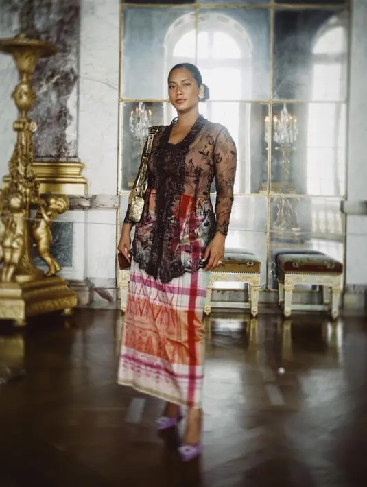 Paduan kebaya hitam menerawang dan kain bernuansa ungu kian sempurna dengan tas dari Balenciaga dan sepatu bertumit tinggi yang senada dengan kain yang dikenakan. (Foto: Instagram/ Tara Basro)