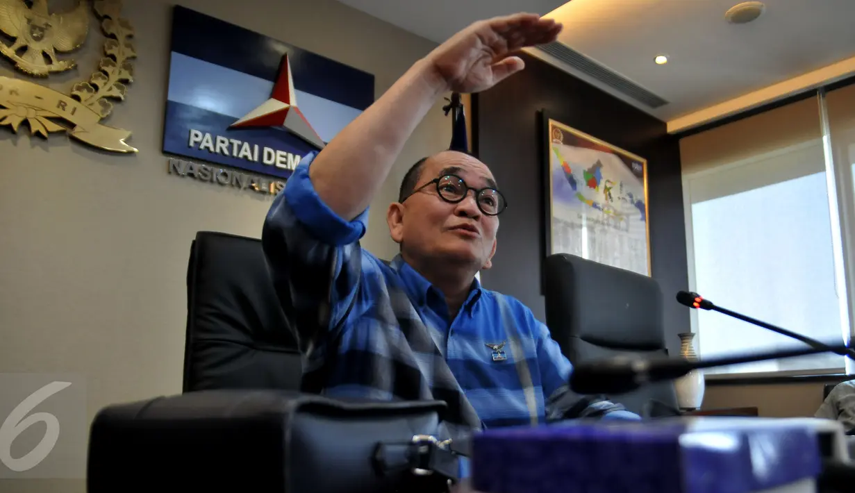 Ruhut Sitompul menggelar konferensi pers seputar pemberhentian jabatannya sebagai  juru bicara Partai Demokrat, di Kompleks Parlemen, Senayan, Jakarta, Senin (22/8). Ruhut dikabarkan diberhentikan saat rapat internal partai.  (Liputan6.com/Johan Tallo)