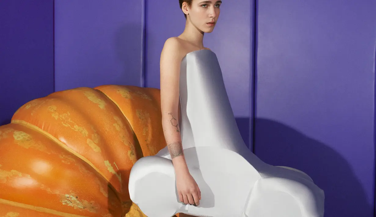 Gaya fashion yang memikat reaksi, dengan sensasi ketegaran begitu terpancar. Permainan material leather, felt, latex, tweed, knit, 3D printed fiber, silk, dan resin begitu mendominasi.  /Foto dok LOEWE.