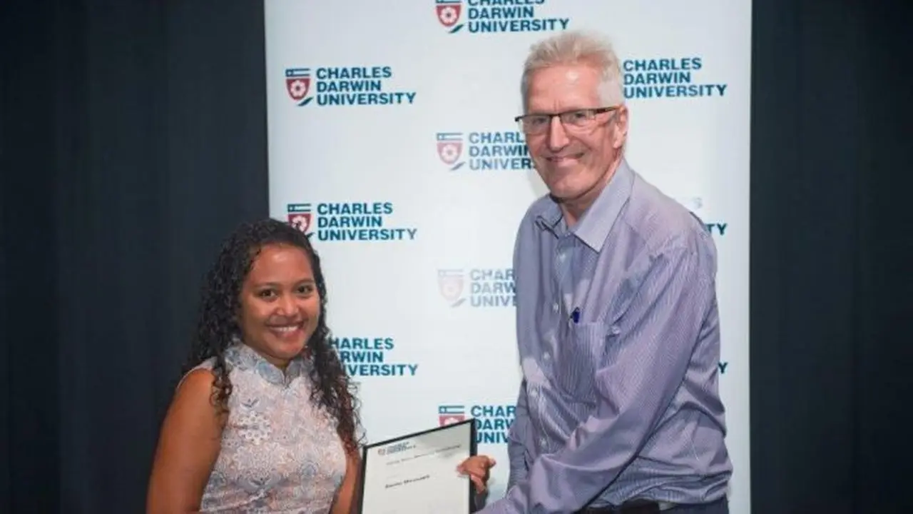 Darmy saat mendapatkan sebuah penghargaan dari Charles Darwin University.  (Foto: Koleksi pribadi)