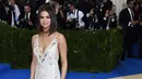 Kehadiran Selena Gomez di Met Gala 2017 menjadi tampilan perdananya bersama The Weeknd di depan publik. Hadir dengan gaun putih yang menjuntai dan rambut yang dibiarkan terurai, Selena yang sederhana tampak begitu seksi. (AFP/Bintang.com)