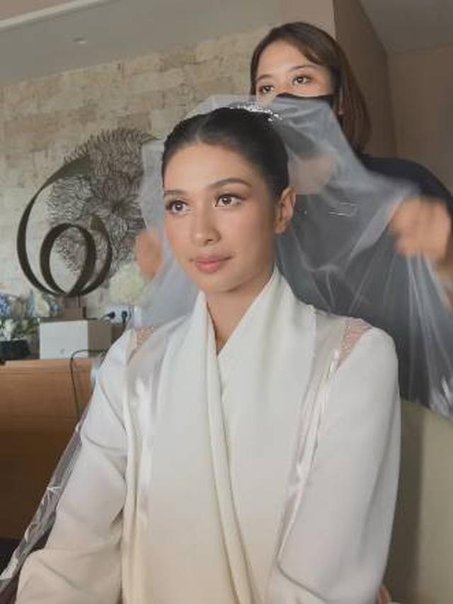 Detail makeup Mikha Tambayong di hari pernikahan (Sumber: Instagram/evalovira)