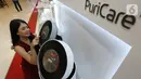Model mencoba LG PuriCare 360° Air Purifier di Jakarta, Rabu (23/06/2021). Air Purifier  menampilkan smart indicator otomatis yang mendeteksi kualitas udara dalam ruang untuk kemudian ditampilkan melalui cahaya lampu dengan warna yang berbeda. (Liputan6.com)
