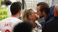 Pemain Inggris Harry Kane memeluk istrinya Katie Goodland atau Kate pada akhir pertandingan final Euro 2020 antara Inggris dan Italia di Stadion Wembley, London, Inggris, Minggu (11/7/2021). Italia mengalahkan Inggris 3-2 dalam adu penalti. (John Sibley/Pool Photo via AP)