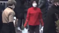 Aksi Ibu-Ibu Cuek Bawa Belanjaan Saat Papasan dengan Jimin BTS