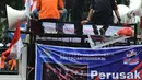 Pegawai PT Pos Indonesia (Persero) melakukan orasi di depan Kantor Kementerian BUMN, Jakarta, Rabu (6/2). Massa berbaju warna oranye ini menuntut tiga tuntutan, ganti direksi, menolak upah murah dan stop union busting. (Merdeka.com/Imam Buhori)