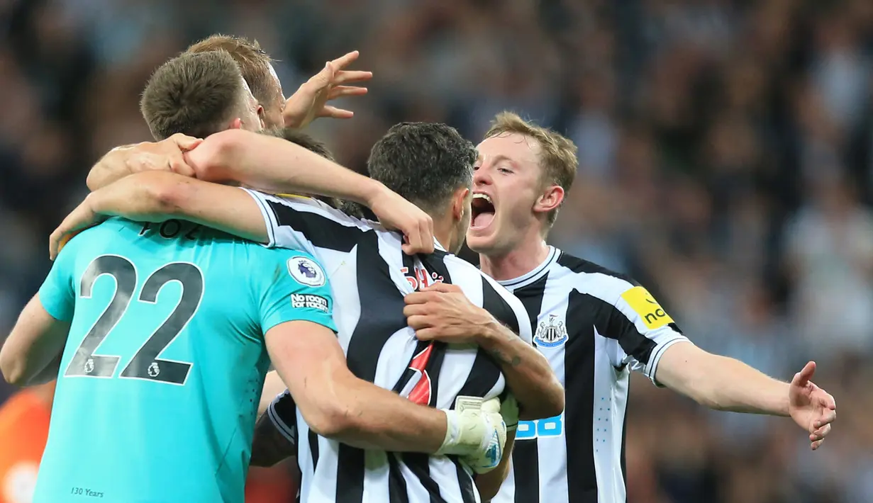 Para pemain Newcastle United melakukan selebrasi setelah laga melawan Leicester City pada pekan ke-37 Premier League 2022-2023, Selasa (23/5/2023). Hasil imbang melawan Leicester membawa The Magpies lolos ke Liga Champions musim depan. (AFP/Lindsey Parnaby)