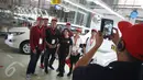 Peserta Campus CJ Edutrip berfoto bersama saat berkunjung ke tempat pembuatan mobil Toyota Fortuner dan Innova di TMMIN Karawang Plant 1, Jawa Barat, Kamis (23/2). (Liputan6.com/Immanuel Antonius)